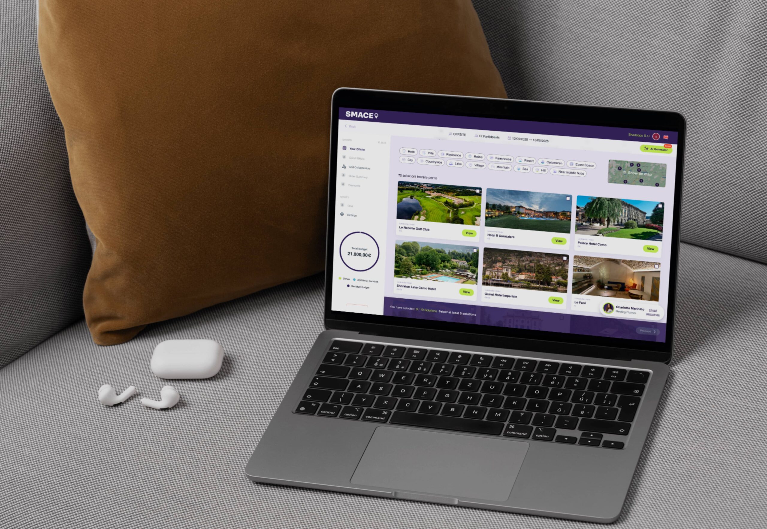 Mockup di un macbook con una piattaforma sviluppata in React, NodeJS e MongoDB