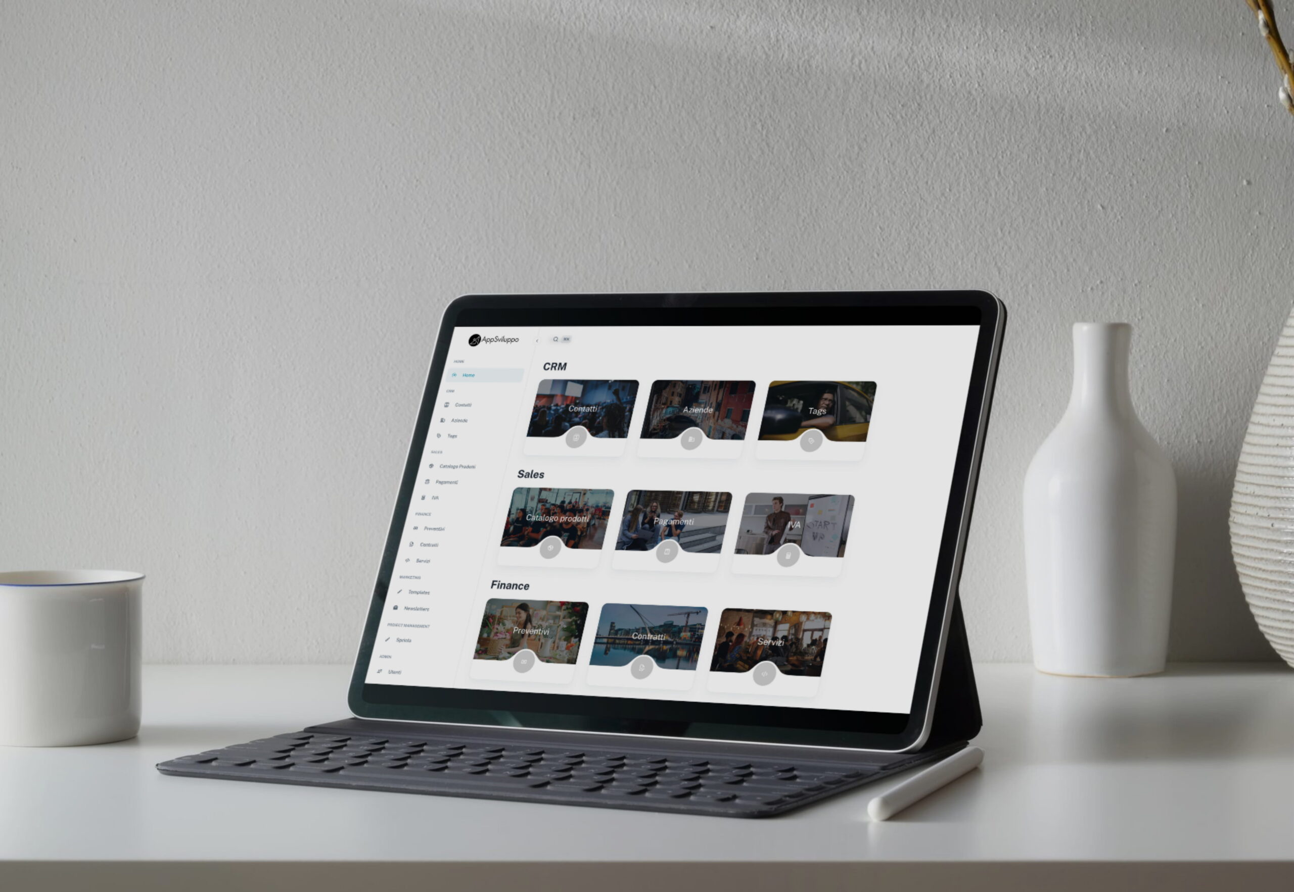 Mockup di un tablet con una piattaforma responsive sviluppata in React, NodeJS e MongoDB