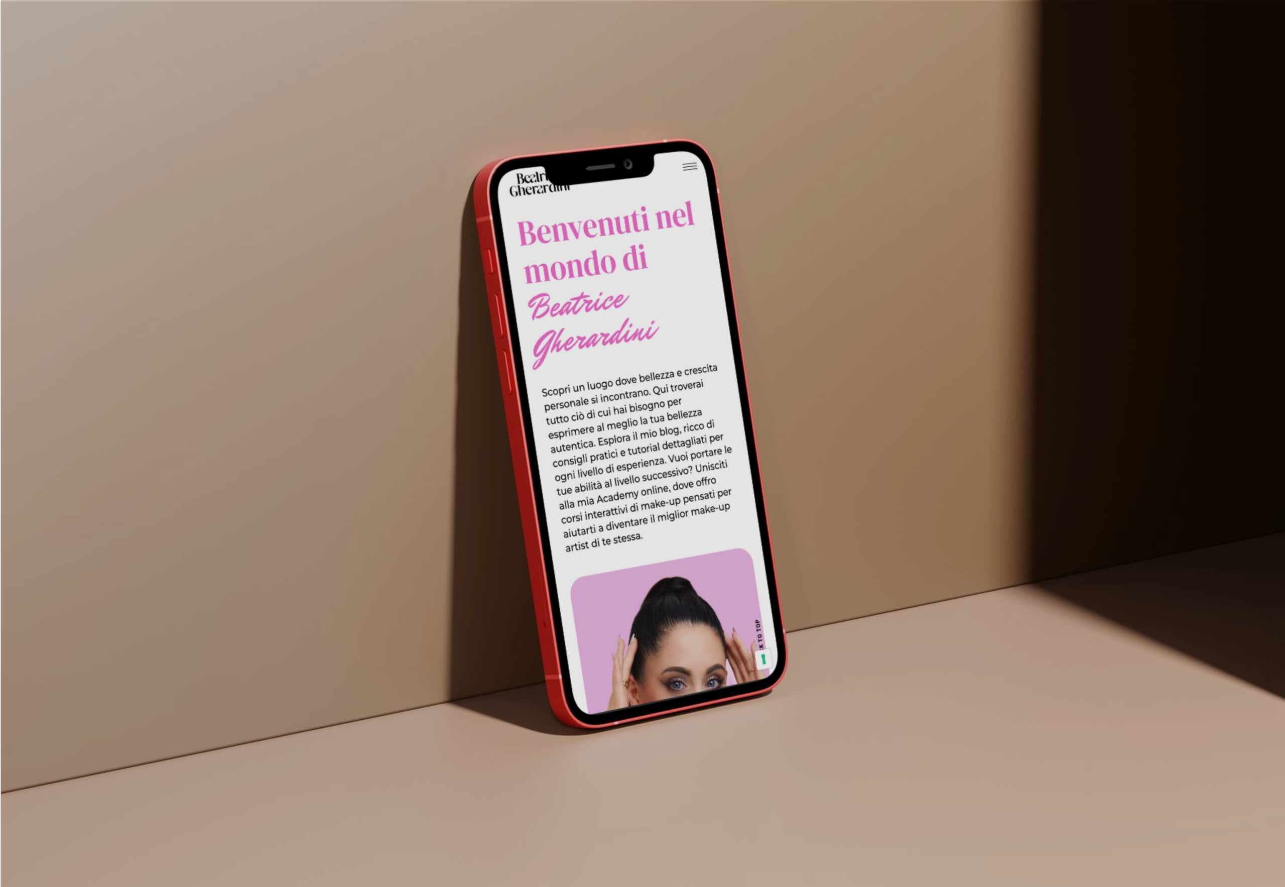 Mockup di un iPhone con un sito web sviluppato con il CMS WordPress